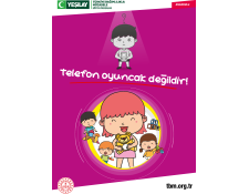 Beyaz dikdörtgen arka fonun ortasında pembe renkli anaokulu afişi var. Afişin kapağında 4 yaşlarındaki erkek çocuk telefonuyla yalnız başına oynuyor. Altında daire içerisinde çocuklar neşeyle oyun oynuyorlar.  Fotoğrafların altında beyaz renkte "Telefon oyuncak değildir" yazıyor.