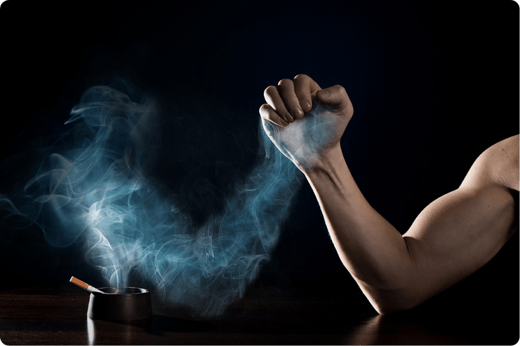İnsan kolu, sigara dumanından oluşmuş bir kol ile bilek güreşi yapıyor.