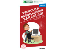 Beyaz dikdörtgen arka fonun ortasında kırmızı renkli ilkokul broşürü var. Broşürün kapağında bilgisayar masasını gösteren Yeşilcan yer alıyor. Broşürün üstünde beyaz renkte "Teknoloji Bağımlılığının Zararları nelerdir?" yazıyor.