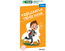 Beyaz dikdörtgen arka fonun ortasında sarı renkli ilkokul broşürü var. Broşürün kapağında koşan Yeşilcan yer alıyor. Broşürün üstünde beyaz renkte "Yeşilcan'la Temiz Hava" yazıyor.