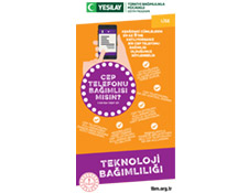 Beyaz dikdörtgen arka fonun ortasında turuncu-mor renkli lise broşürü var. Broşürün kapağında yazılar, telefon ekranı var. Fotoğrafın üstünde beyaz renkte "Cep telefonu bağımlısı mısın, Teknoloji Bağımlılığı" yazıyor.