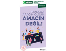 Beyaz dikdörtgen arka fonun ortasında mor renkli ortaokul broşürü var. Broşürün kapağında bilgisayar ekranında çeşitli aktiviteler yapan insanlar yer alıyor. Broşürün üstünde koyu mor renkte "Teknoloji Aracın Olsun Amacın Değil" yazıyor.