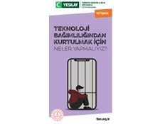 Beyaz dikdörtgen arka fonun ortasında mor renkli yetişkin broşürü var. Broşürün kapağında telefonun ekranına hapsolmuş bir adam var. Fotoğrafın üstünde siyah renkte "Teknoloji bağımlılığından kurtulmak için ne yapmalıyız?" yazıyor.