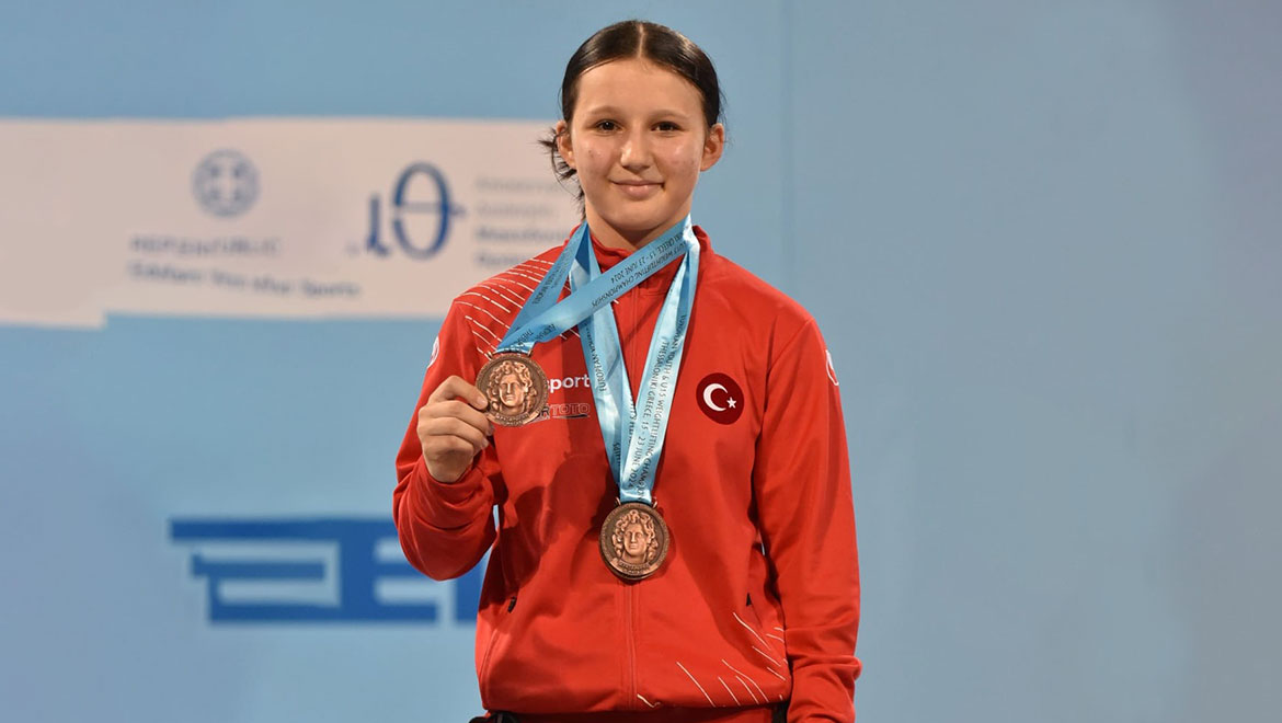 İzmir Yeşilay Spor Kulübü Sporcusu İrem Selçuk'tan Tarihi Başarı