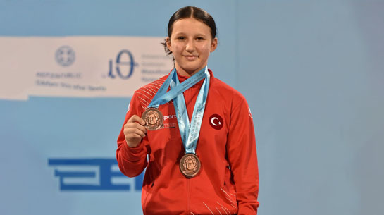 İzmir Yeşilay Spor Kulübü Sporcusu İrem Selçuk'tan Tarihi Başarı