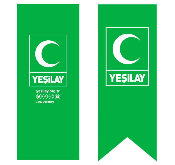 Beyaz kare arka fon üzerinde yeşil renkte Yeşilay roll-up ve bayrak görüntüsü var. Roll-up ın üzerinde Yeşilay logosu, "yesilay.org.tr , /1920yesilay" yazısı ile Yeşilay sosyal medya hesapları yer alıyor. Bayrağın üzerinde Yeşilay logosu var.