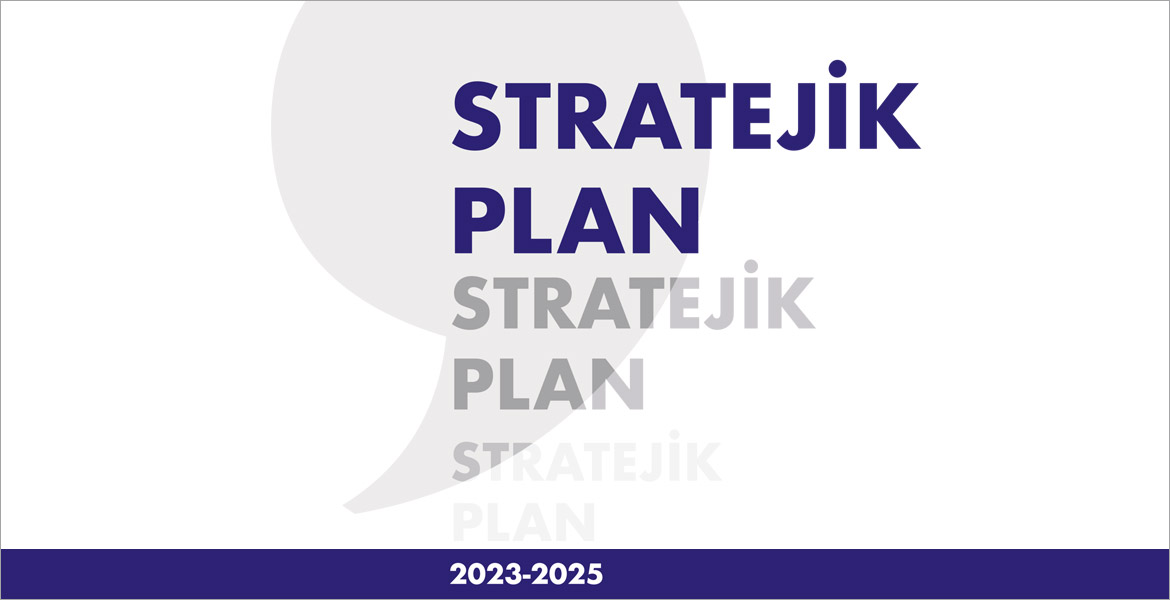 Koyu yeşil arka fon üzerinde büyük harflerle "2020-2022 STRATEJİK PLAN" yazıyor. Yazının altında "Türkiye Yeşilay Cemiyeti" logosu yer alıyor. Logoda beyaz kare içerisinde yeşil hilal, yanında beyaz dikdörtgen içerisinde koyu yeşil renkte "Türkiye Yeşilay Cemiyeti" yazıyor.