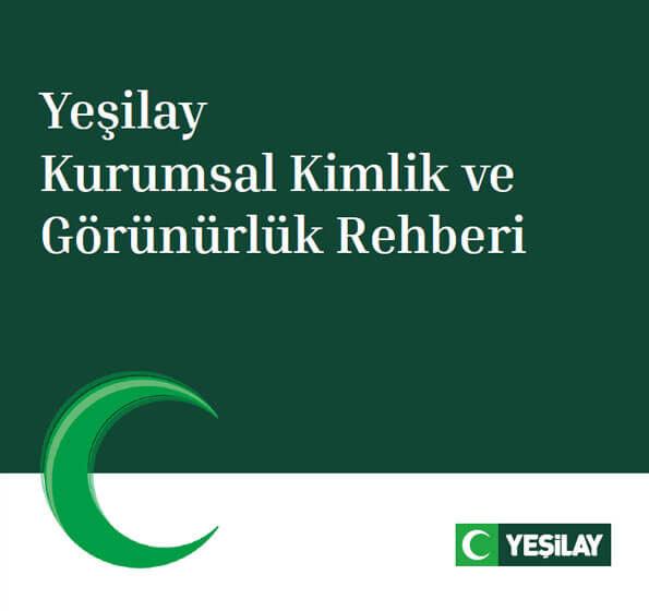 Yeşil kare arka fonun alt kısmından beyaz şerit geçiyor. Yeşil hilal, beyaz şerit ile yeşil arka fonu ortalayarak duruyor. Hilalin üstünde beyaz renkte "Yeşilay Kurumsal Kimlik ve Görünürlük Rehberi" yazıyor. Beyaz şerit üzerinde sağ tarafta Yeşilay logosu bulunuyor.