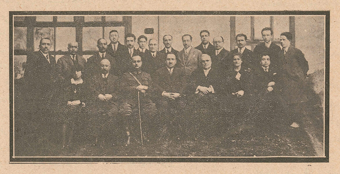 Görselde başkan Şeyhülislam'ı İbrahim Haydarizade, Dr. Mazhar Osman ve arkadaşlarının yer aldığı  5 Mart 1920'de İstanbul'da kurulan "Hilal-i Ahdar" üyelerinin eski bir fotoğrafı var.