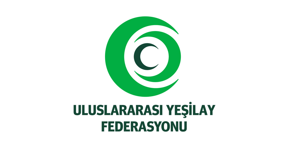 Uluslararası Yeşilay Federasyonu logosu. Logoda iç içe geçmiş üç hilal var. En içteki hilal koyu yeşil, diğerleri açık yeşil renkteler. Logonun altında koyu yeşil renkte "Uluslararası Yeşilay Federasyonu" yazıyor.